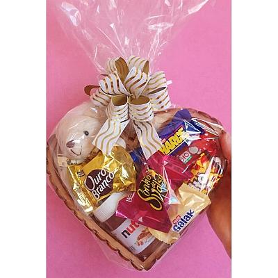 Imagem do produto Cesta coração chocolate e ursinho+ dia do amigo+pr...